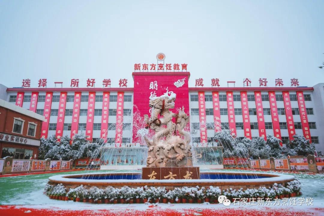 初雪中的校園，美的可以當(dāng)做壁紙